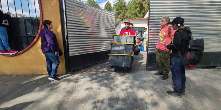 Entrega Alcaldía Coyoacán enseres a comerciantes