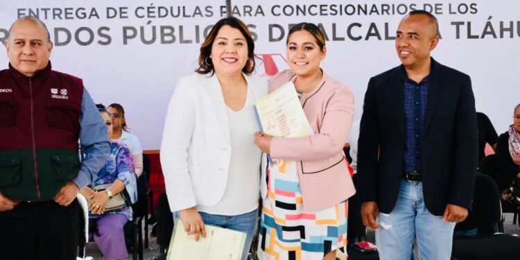 Tláhuac da certidumbre con cédulas a locatarios de sus 18 mercados públicos