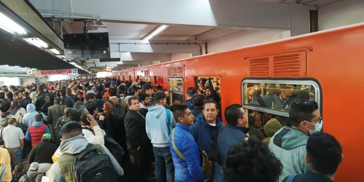 Urge intensificar quejas por mal servicio del Metro: Panistas