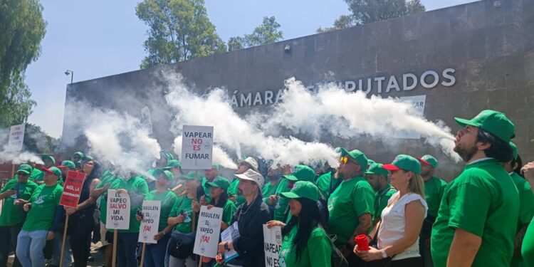 Entregan organizaciones a favor del vapeo cerca de 300 estudios científicos a diputados federales