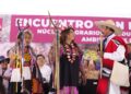 Clara Brugada recibe bastón de mando de los Pueblos Originarios de Xochimilco