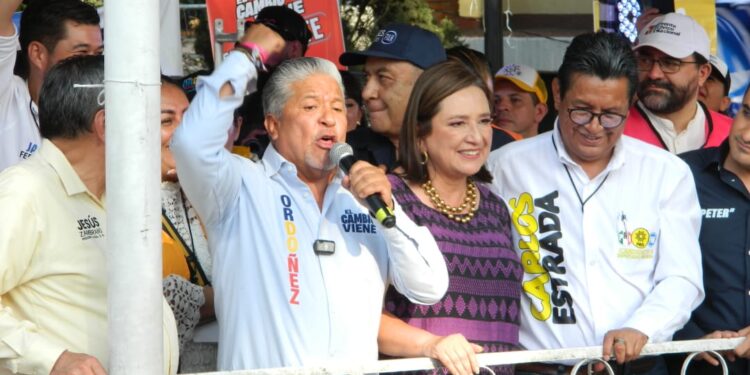 Daniel Ordoñez es arropado por Xóchitl Gálvez y Santiago Taboada, en Iztacalco