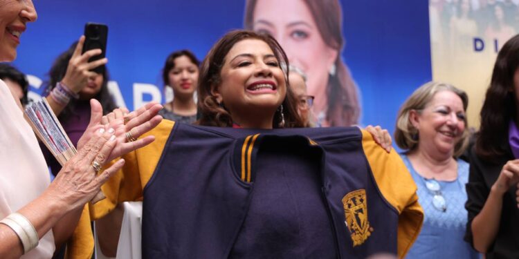 Clara Brugada hace campaña en la UNAM