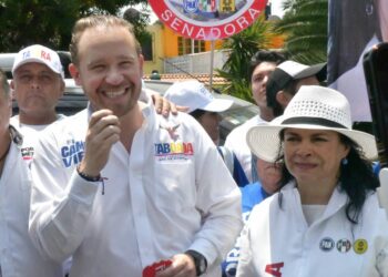 Con alegría una multitud recibe a Santiago Taboada en un recorrido por la Unidad el Rosario en Azcapotzalco
