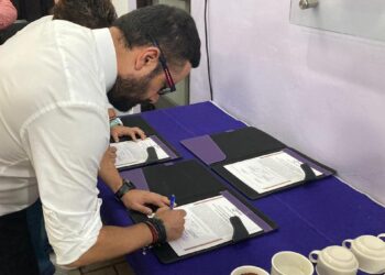 Víctor Romo recibe constancia como diputado local