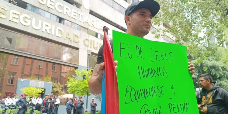 Policía-actor del Metro exige le restituyan su trabajo