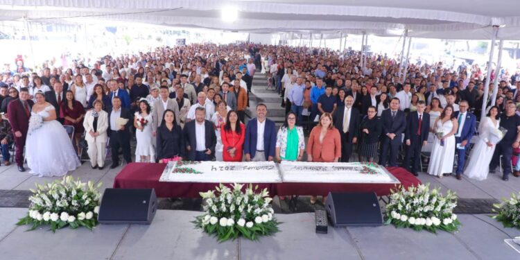 Se dan el ‘sí’ 500 parejas en la explanada de la Gustavo A. Madero