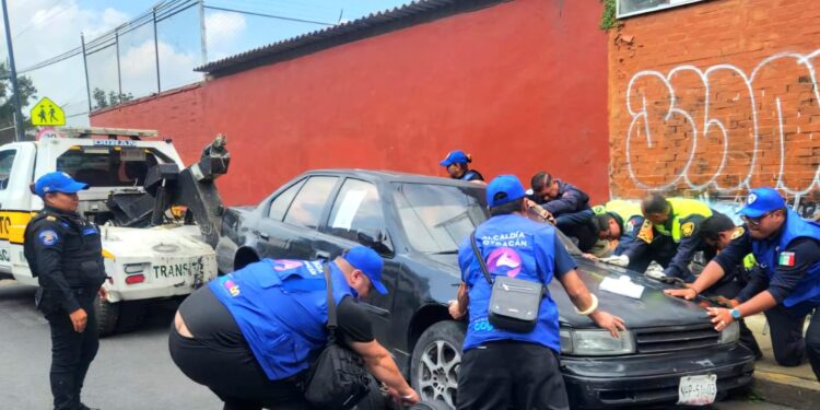 Limpian de vehículos chatarra calles de Coyoacán