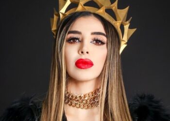 Emma Coronel reaparece en pasarela de Milán tras salir de prisión