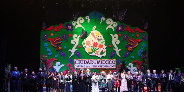 Clara Brugada celebra en El Metropólitan