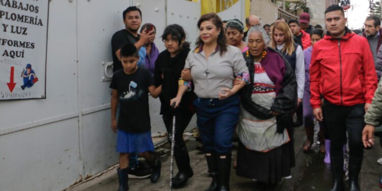 Clara Brugada se pone las botas y atiende emergencia en Xochimilco