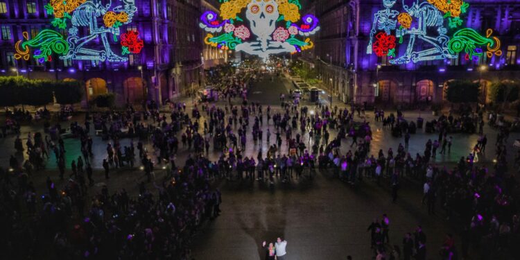 Brugada inaugura ofrenda monumental y alumbrado en el Zócalo