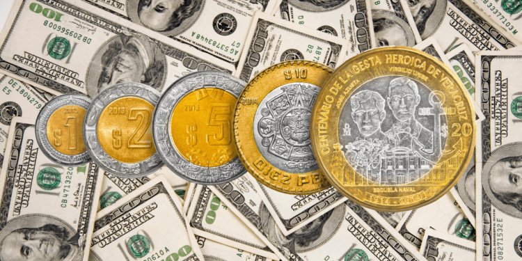 Dólar alcanza los 21.13 pesos al menudeo: el nivel más alto en dos años