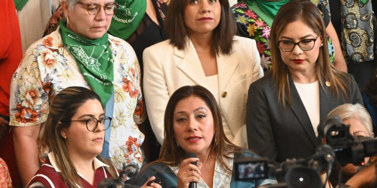 Despenalización del aborto va, afirman diputadas de Morena