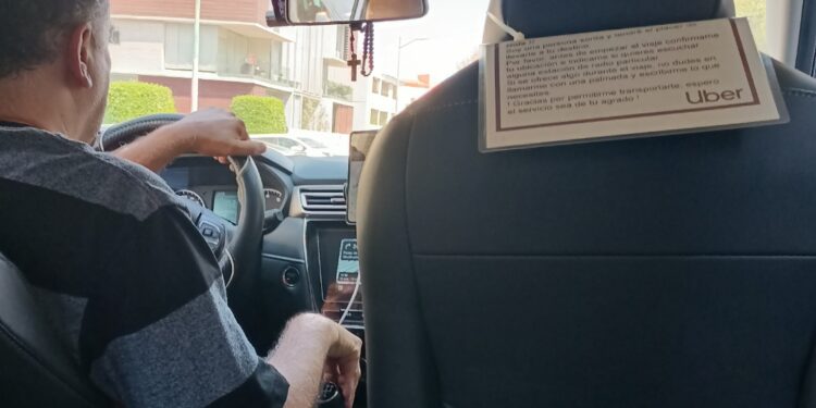 Un conductor de Uber con sordera: lucha cotidiana por sobrevivir