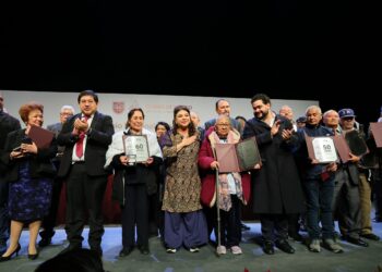 Reconocen 50 y 60 años de servicio a trabajadores del Gobierno