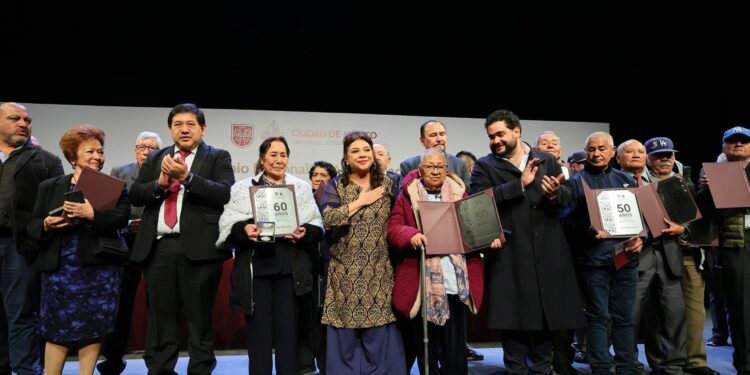 Reconocen 50 y 60 años de servicio a trabajadores del Gobierno