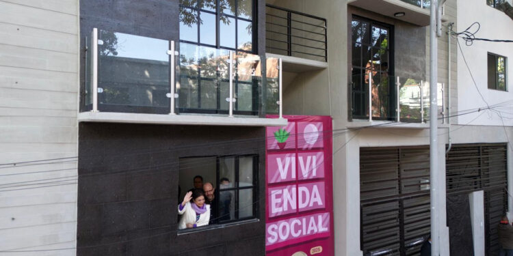 Brugada entrega 40 viviendas en la Miguel Hidalgo