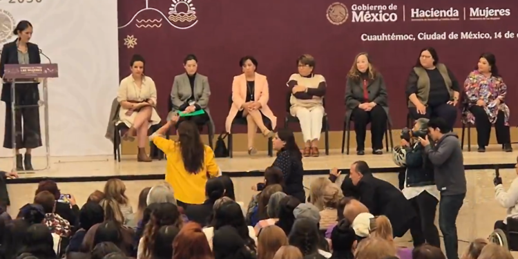 Entre «gritos y sombrerazos», Brugada propone una “gran agenda” para las mujeres