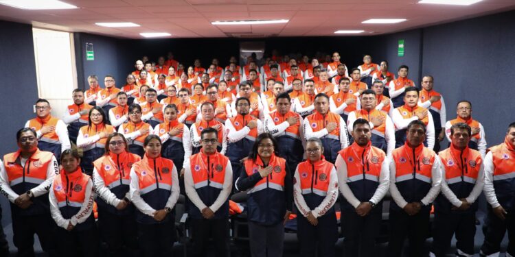 ‘Ángeles Guindas’ cuidan a la población de Iztapalapa