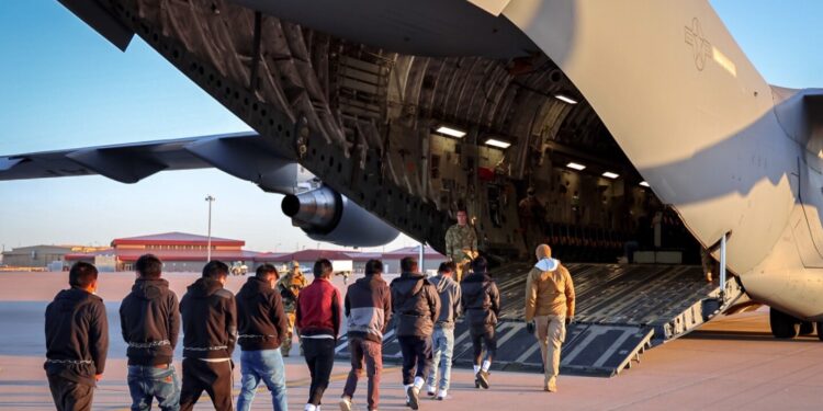 Inician vuelos de deportaciones en la nueva era Trump