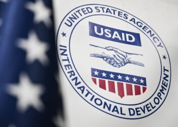 Musk y Trump acuerdan cerrar la USAID; piden a empleados no acudir a la oficina
