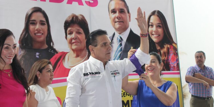 Silvano Aureoles ya tiene ficha roja de Interpol