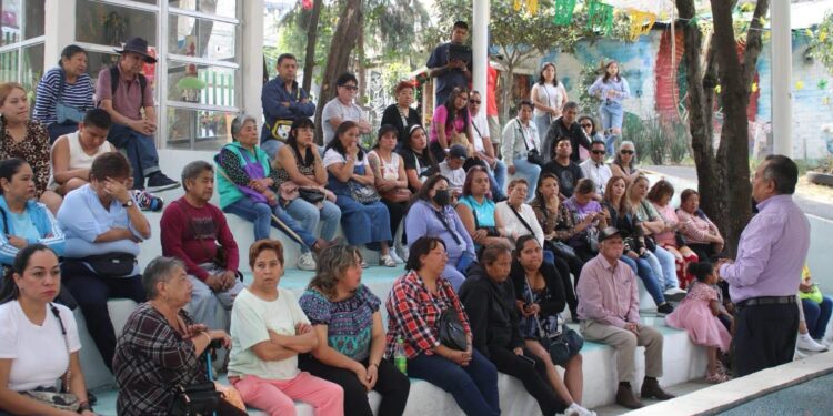 Eduardo Santillán usa programas sociales para su campaña a Ministro