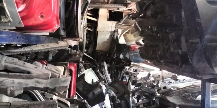 Aseguran 40 toneladas de autopartes en Iztapalapa