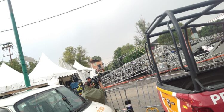 Se reporta la caída de la estructura de un escenario en la explanada de la alcaldía Gustavo A. Madero, en la CDMX.