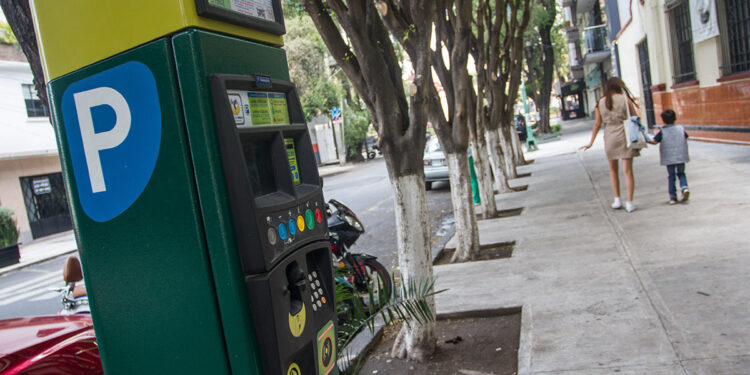 Aumenta robo de autopartes en zonas de parquímetros