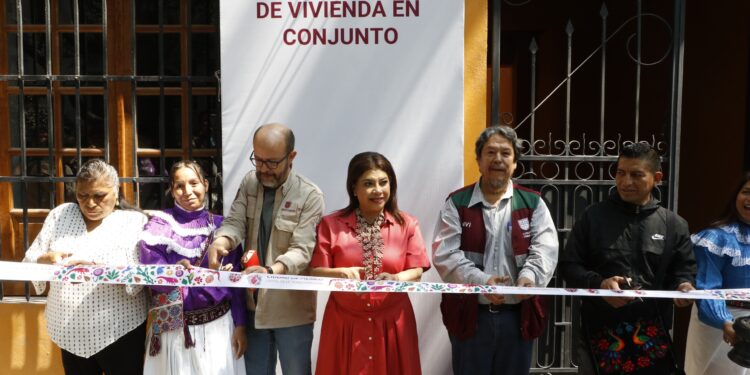 Entrega Brugada vivienda a 196 personas en la Colonia Roma
