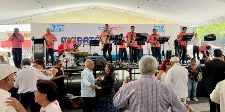 Rompen récord con danzón en Coyoacán