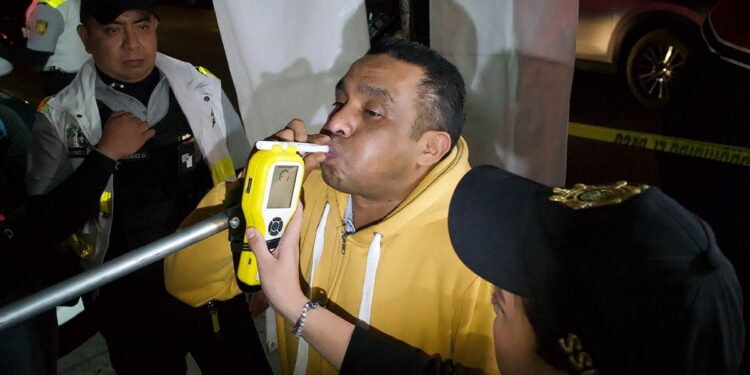 Alcoholímetro en antros, proponen en Congreso CDMX