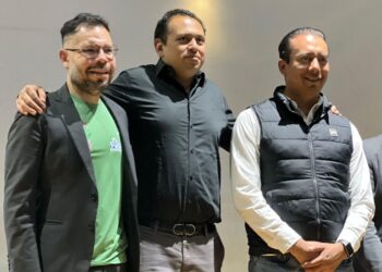 Magistrado electo Salvador Obregón platica con jóvenes benitojuarences