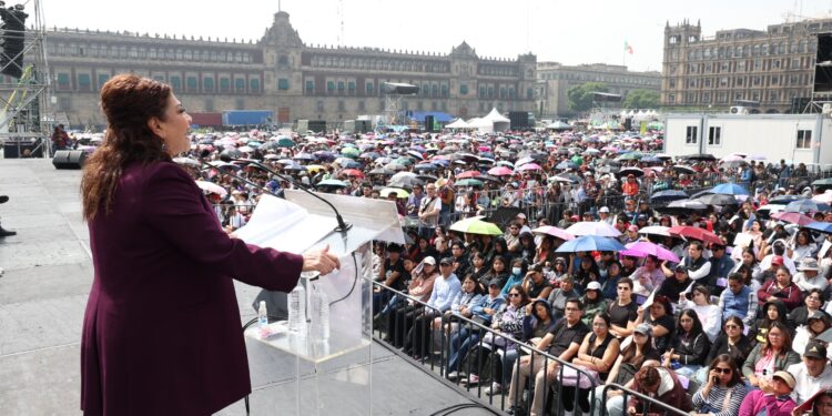 Entrega Brugada Becas para Universitarios en la Ciudad de México