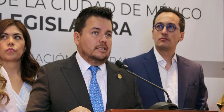 Empleados de aduanas, señalados por robar en AICM