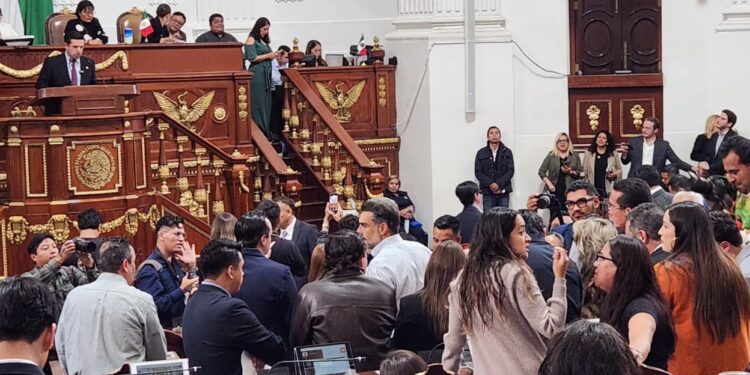 Aprueban en CDMX ley que regula movilidad eléctrica: sin consulta, con represión