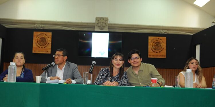 Promesas vacías frente a una ciudad que no deja de gritar