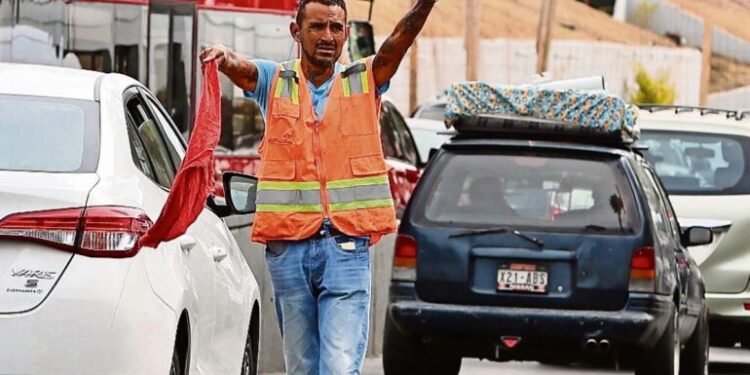 Más castigo, ¿menos pobreza? CDMX aprueba ley contra franeleros sin alternativas claras