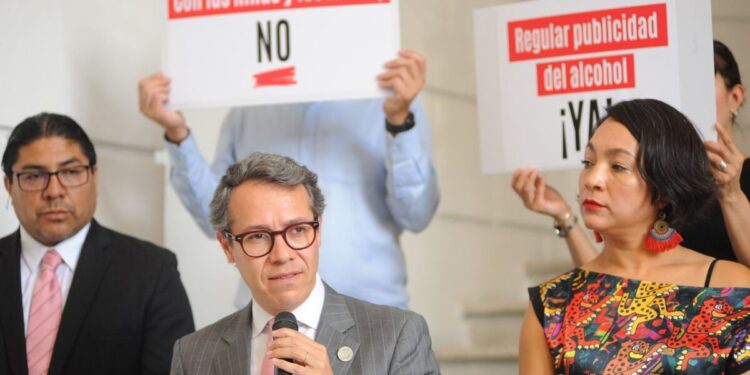 Industria del alcohol apunta a mujeres y adolescentes