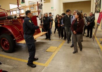 Reconocen a bomberos como héroes cotidianos en el Congreso capitalino