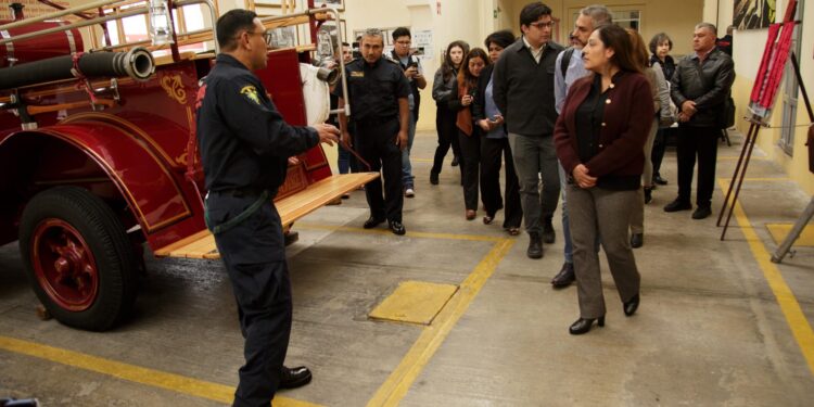 Reconocen a bomberos como héroes cotidianos en el Congreso capitalino