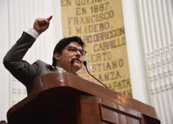 Acusan a Tabe de estar más cerca de inmobiliarias que de su gente