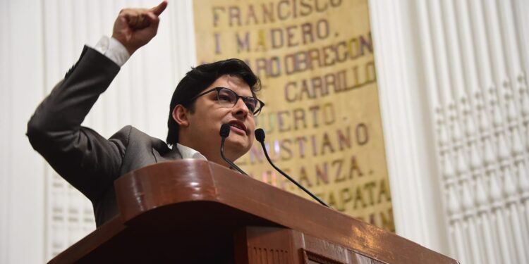 Acusan a Tabe de estar más cerca de inmobiliarias que de su gente