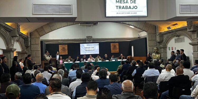 Morena gana tiempo y frena presión de transportistas