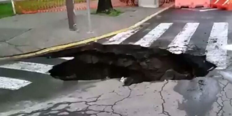 Nuevo socavón colapsa vialidad en Eje 8 Sur