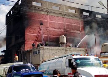 Reportan vecinos incendio en fabrica de colchones en Ecatepec