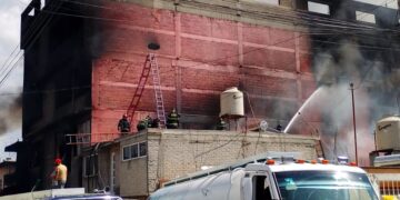 Reportan vecinos incendio en fabrica de colchones en Ecatepec