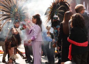 Le hacen limpia y le entregan Bastón de mando a Brugada en Primer Informe de Gobierno